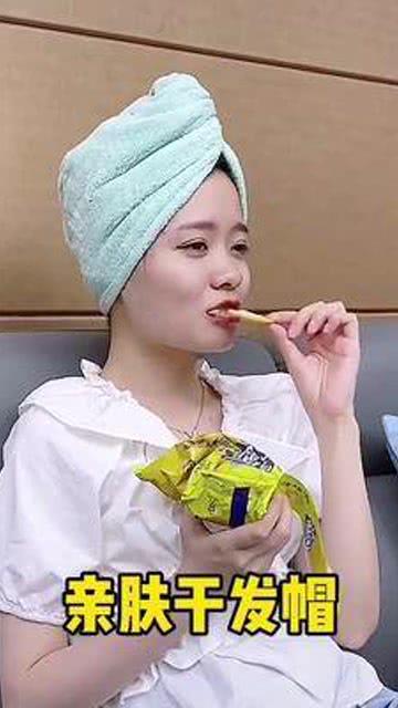 裹干发帽吃娱乐瓜,揭秘明星幕后趣事